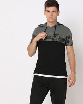 men printed slim fit hooded t-shirt