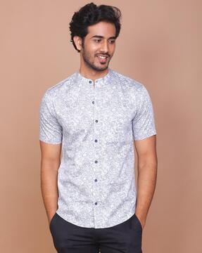 men printed slim fit shirt with curved hem