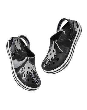 men printed slip-on round-toe clogs