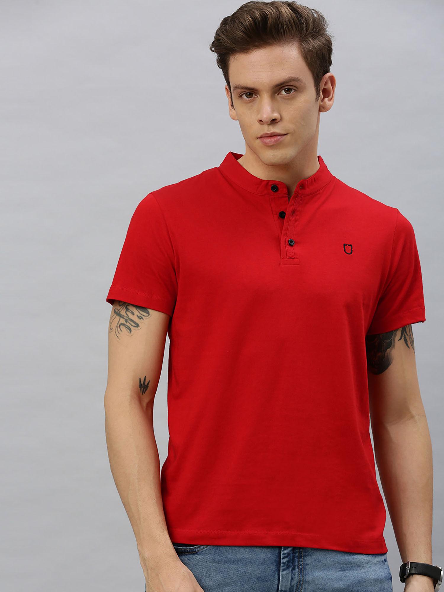 men red solid mandarin collar cotton t-shirt