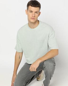 men regular fit crew-neck t-shirt with patch pocket