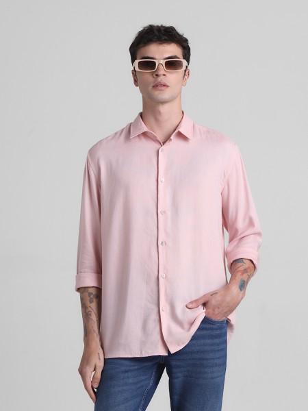 men regular fit solid spread collar casual shirt