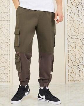 men relaxed fit cargo pants with flap pockets