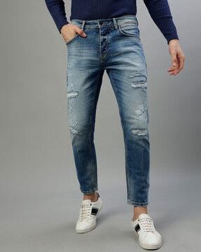 men ripped jeans with 5-pocket styling