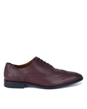 men round-toe lace-up brogues