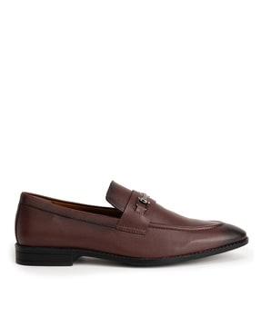 men round-toe mocassins with metal accent