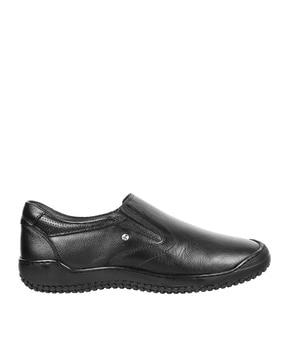 men round-toe mocassins with slip-on styling