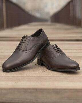 men round-toe oxford shoes with lace fastening