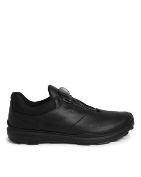 men round-toe perforated walking shoes