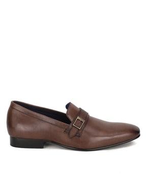 men round-toe slip-on loafers with metal accent