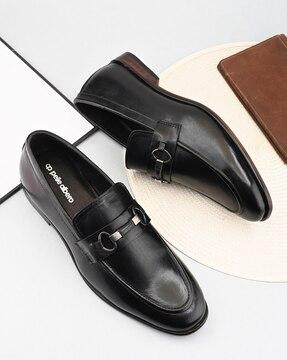 men round-toe slip-on mocassins with metal accent