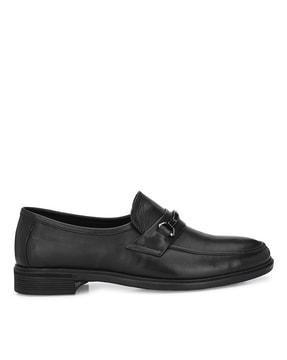 men round-toe slip-on shoes with metal accent