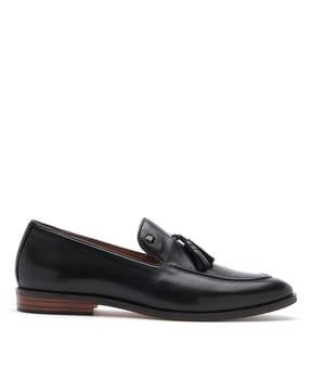 men round-toe tasseled loafers