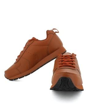 men running shoes with lace fastening