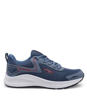 men running sports shoes with lace fastening