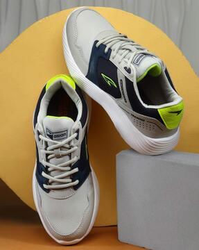 men running sports shoes with lace fastening