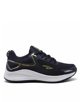 men running sports shoes with lace fastening