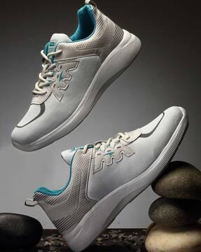 men running sports shoes with lace fastening