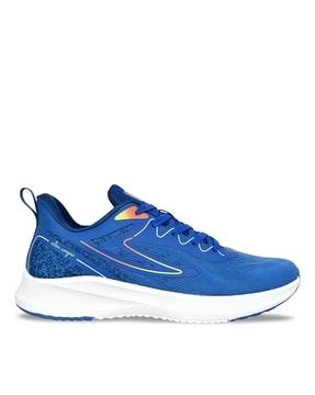 men running sports shoes with lace fastening