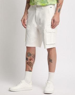 men slim fit cargo shorts with insert pockets