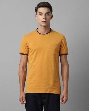 men slim fit crew-neck t-shirt with patch pocket