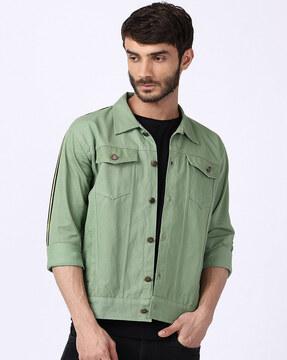 men slim fit denim jacket with flap-buttoned pockets