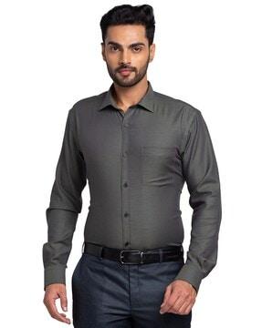 men slim fit shirt with cutaway collar