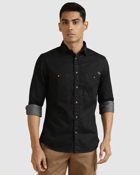 men slim-fit shirt with patch pockets