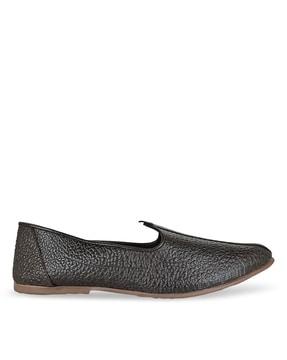 men slip-on round-toe juttis