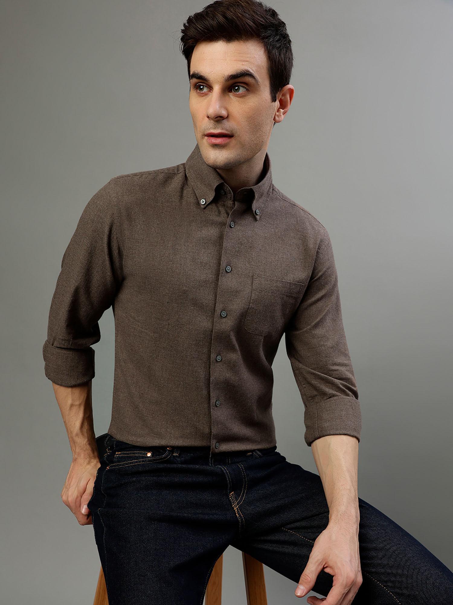 men solid button down collar shirt