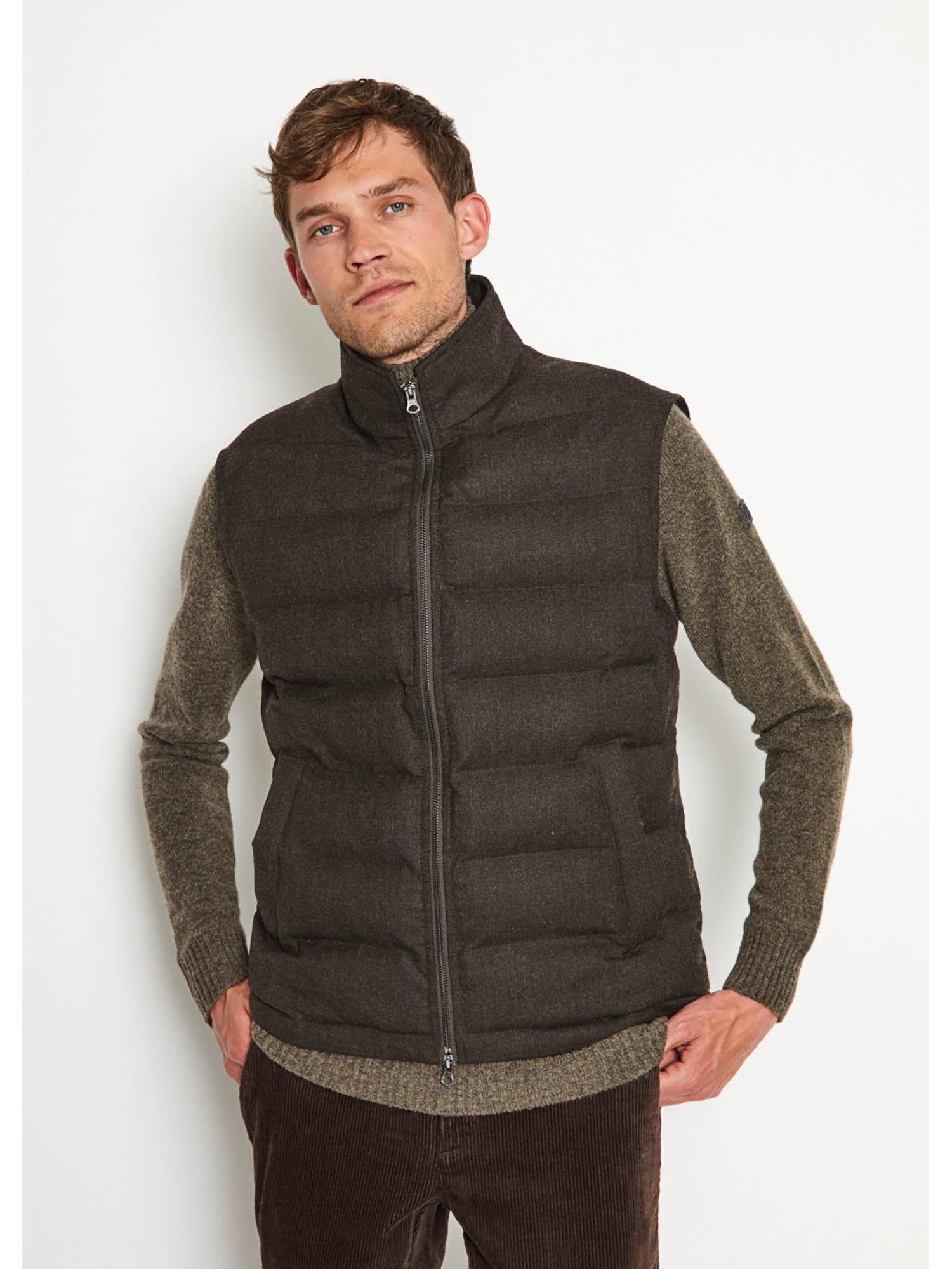 men solid high neck sleeveless jacket