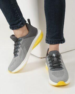 men sports shoes with lace fastening