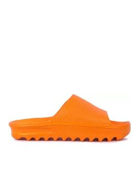 men textured slides with cut-out