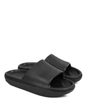 men textured slides with cut-out