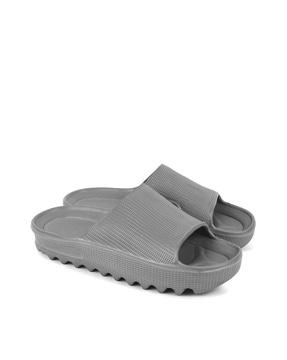 men textured slides with cut-out