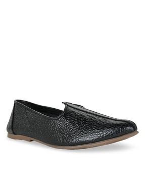 men textured slip-on juttis