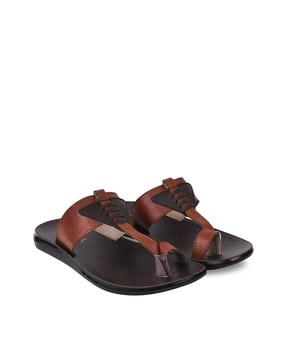 men toe-ring flip-flops with textured footbed