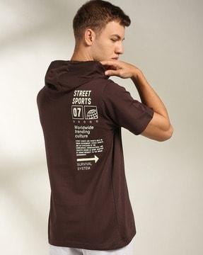 men typographic print boxy fit hooded t-shirt