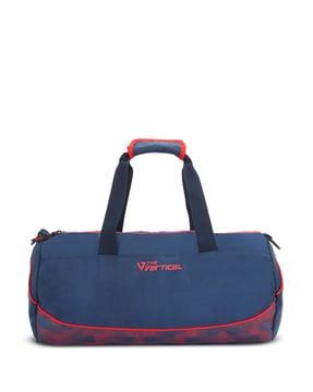 men typographic print duffle bag with dual handles