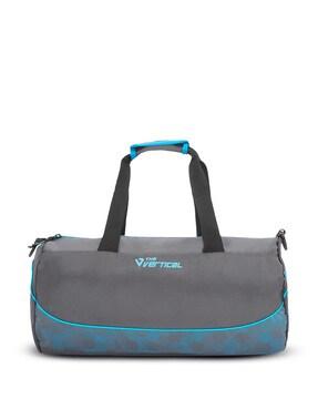 men typographic print duffle bag with dual handles