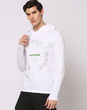 men typographic print regular fit thumbhole hooded t-shirt