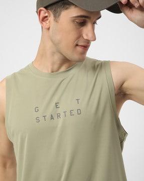 men typographic print round-neck sleeveless vest