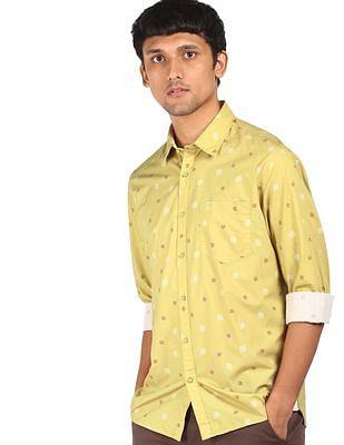 men yellow spread collar long sleeves printed shirt