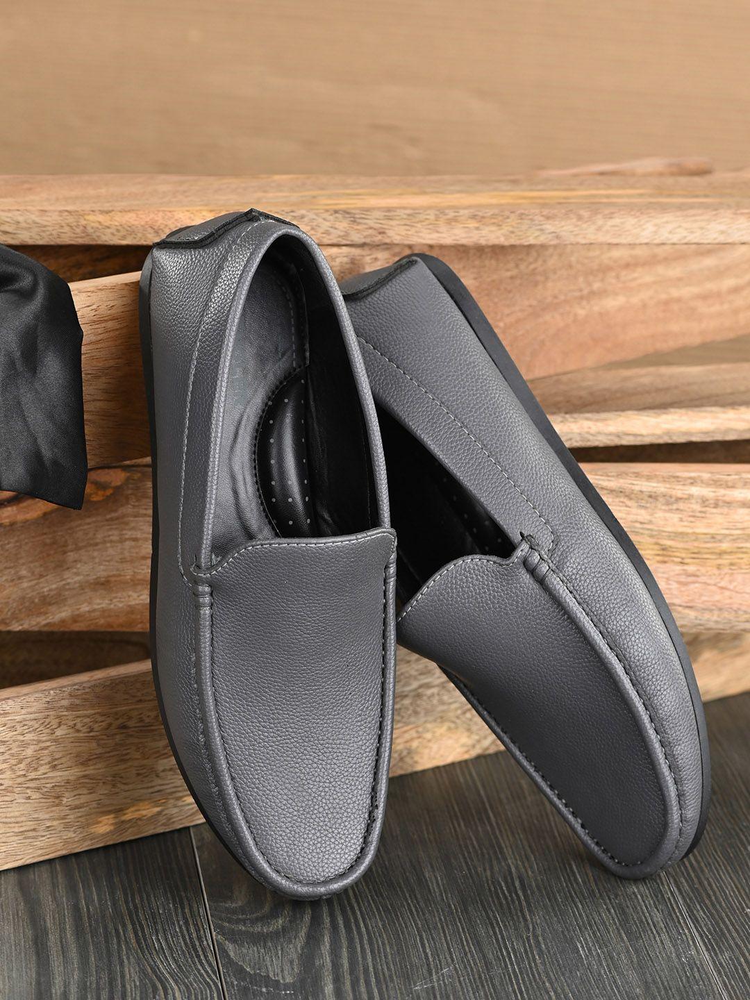 mengler men grey textured loafers