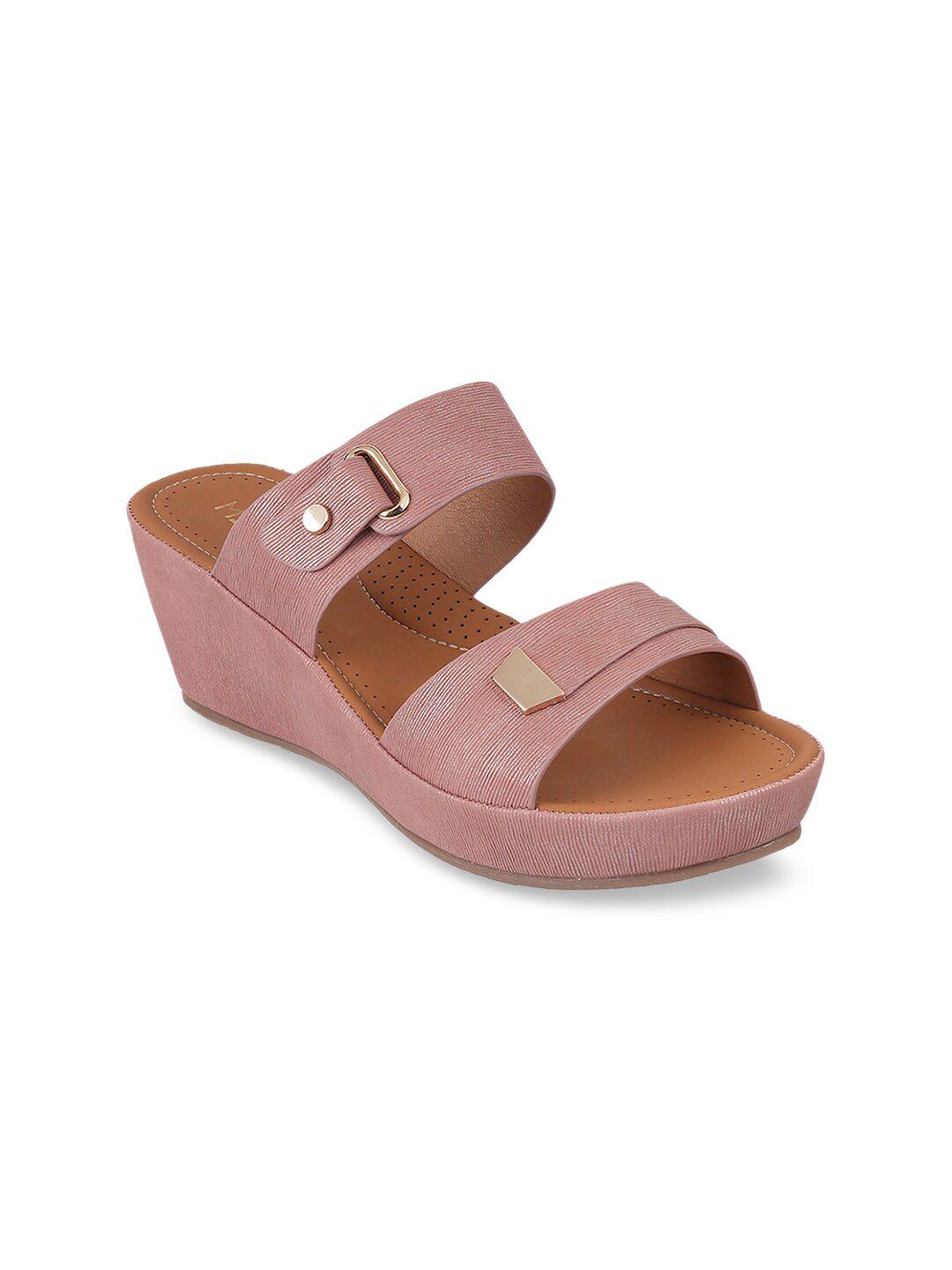 metro women peach-coloured solid sandals