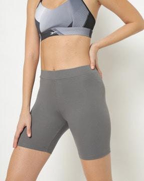 mid-rise shorts with elasticated waistband