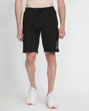 mid-rise shorts with logo print