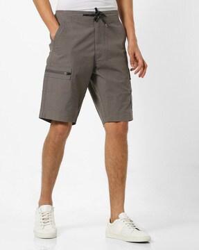 mid-rise shorts with zipped pocket