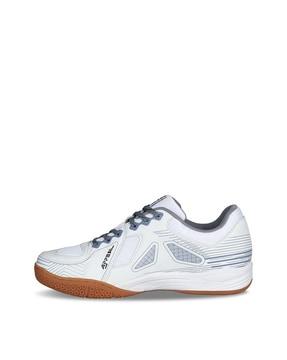 mid-top badminton shoes with lace fastening