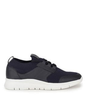 mid-top casual shoes with lace fastening